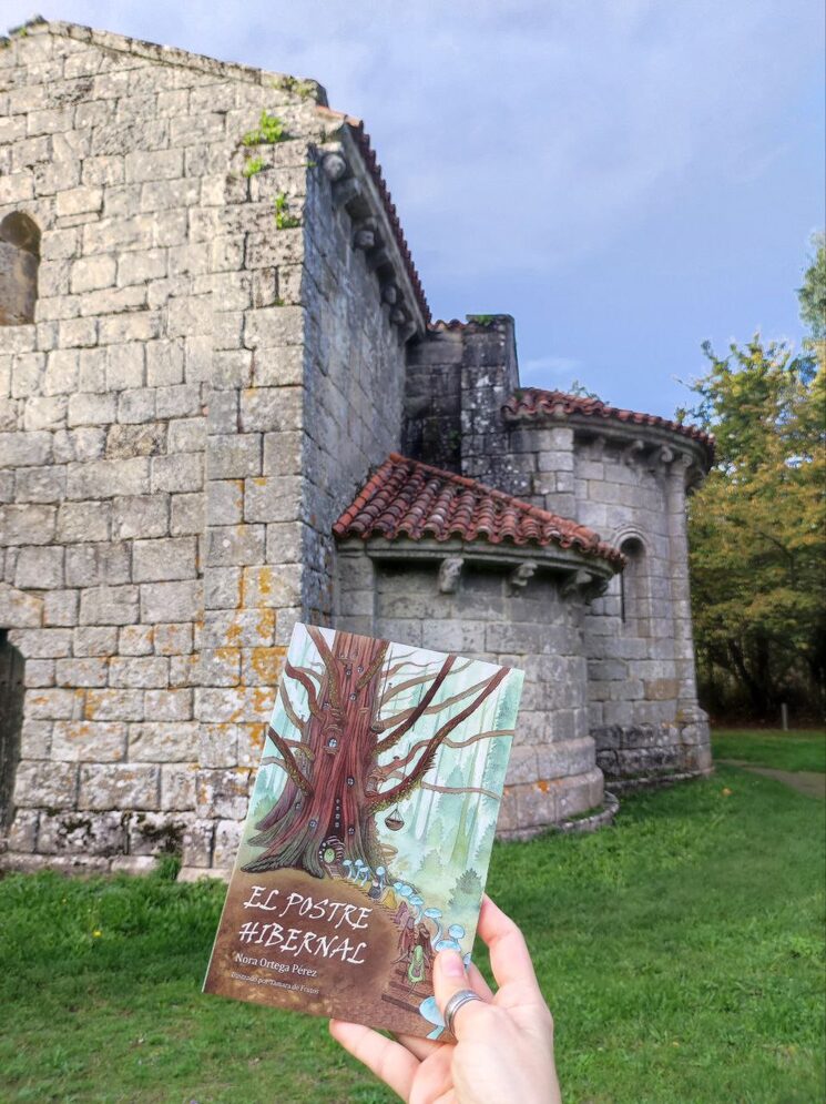 El Postre Hibernal con un lado de la ermita de fondo