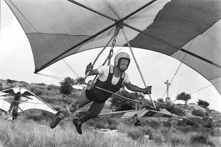 1980 aprox. Pràctica de vol amb Ala Delta a la Creu de Montigalà, abans de la urbanització de Montigalà-Batlloria.