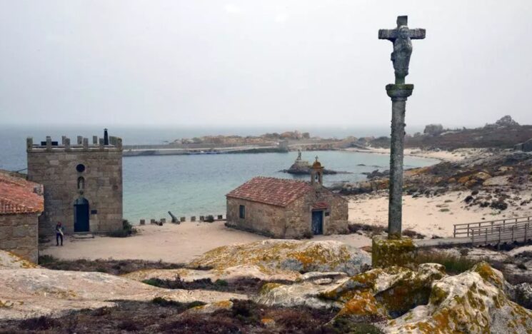 ¿Nunca te has preguntado por qué en Sálvora el Pazo y la capilla están despaldas al mar y mirando al cruceiro?