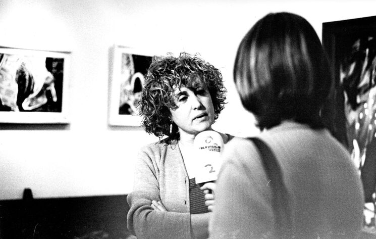 Nela Prieto con los medios en la Exposición "Tacones de Mujer", Galeria Castilla, 1999.