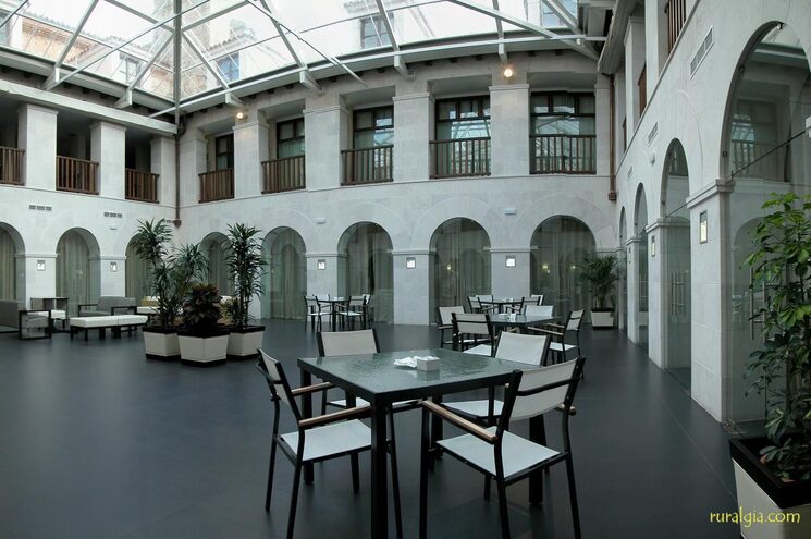 claustro del convento, reconvertido a establecimiento de hostelería de calidad