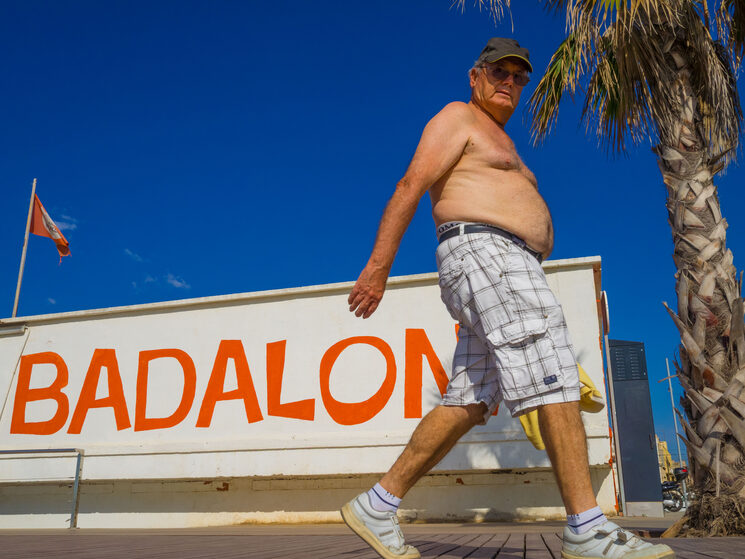 Agost 2014. La figura del senyor simula la forma de la lletra A que està tapant, més o menys ;-)