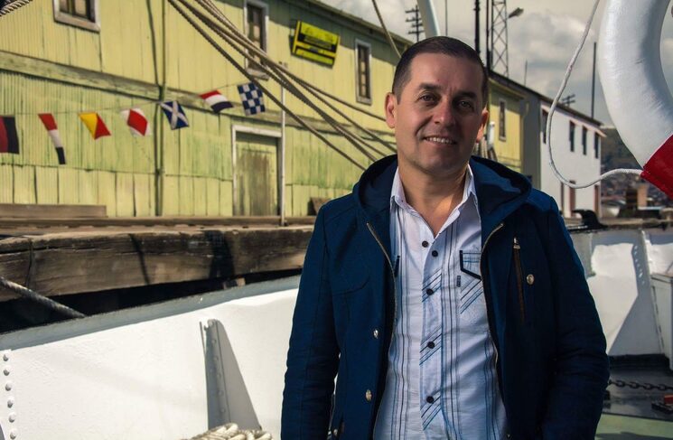 Aquí me encuentro a bordo del Yavari, el primer barco de agua dulce en Sudamérica, en el lago Titicaca, Puno, Perú. Las piezas del buque fueron transportadas hasta el muelle en mulas y otros medios precarios de transporte a fin de ser debidamente ensamblado: una verdadera joya naval, actualmente posible de ser visitado en Puno. Aquí fue donde pergeñé parte de la historia, particularmente anonadado por la belleza enigmática e insondable de este hermoso lugar.
