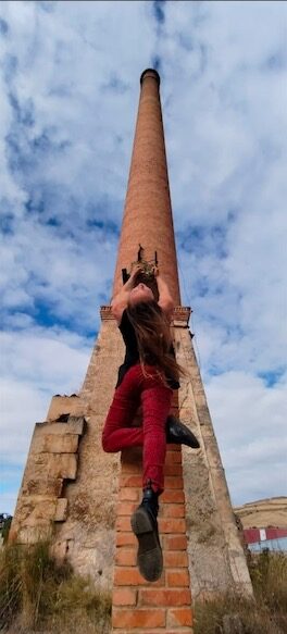 El arte siempre ha sido mi refugio y mi motor donde busco compartir emociones, contar historias y conectar con las personas desde lo más humano.