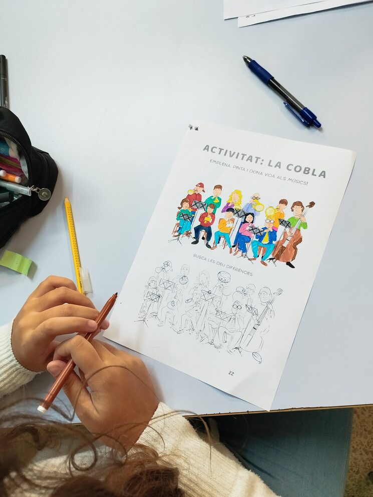 Exercici: Busca les 10 diferències i després acoloreix la cobla com tu vulguis.