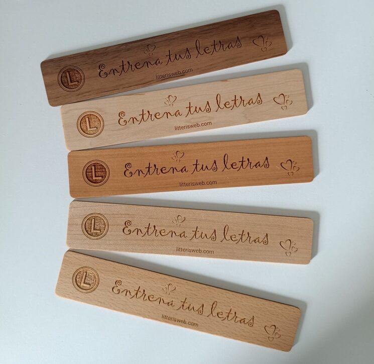 Marca páginas de madera con uno de nuestros lemas (obra de Cincelaser: visitad su tienda online en https://cincelaser.com/es/ ))