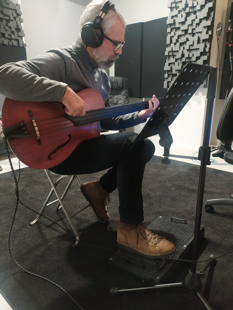 Salvador registrant el baix acustic