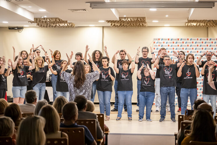 Imagen del coro con la camiseta oficial de Canto Abierto