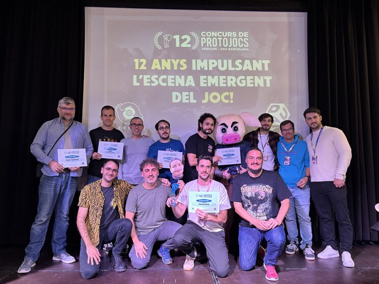 La familia de esta edición, autores y autoras de los prototipos finalistas junto con los miembros del jurado, Pak y Verkami