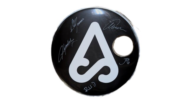 Parche de bombo de la anterior gira, único y exclusivo crowdfunding.