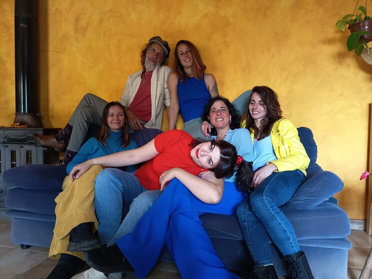 Desde octubre de 2024 hacíamos residencias artísticas autogestionadas donde ensayábamos los temas , para encontrar arreglos y sonidos que nos gustaran.