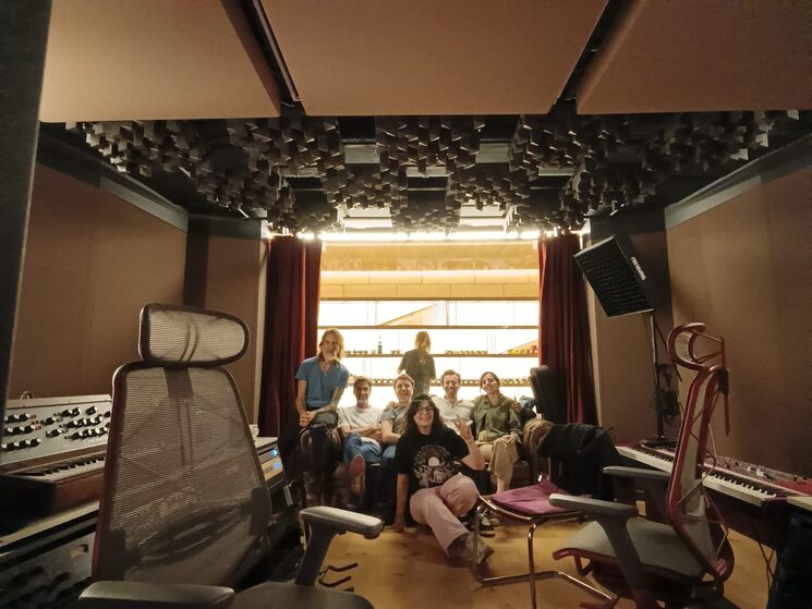 Un día de estudio con la banda, en Red Carpet.