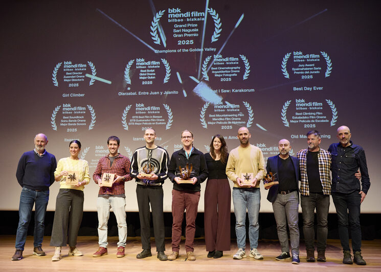 Luis Arrieta, tercero por la izquierda, director de Sustraiak, junto al resto de galardonados.
