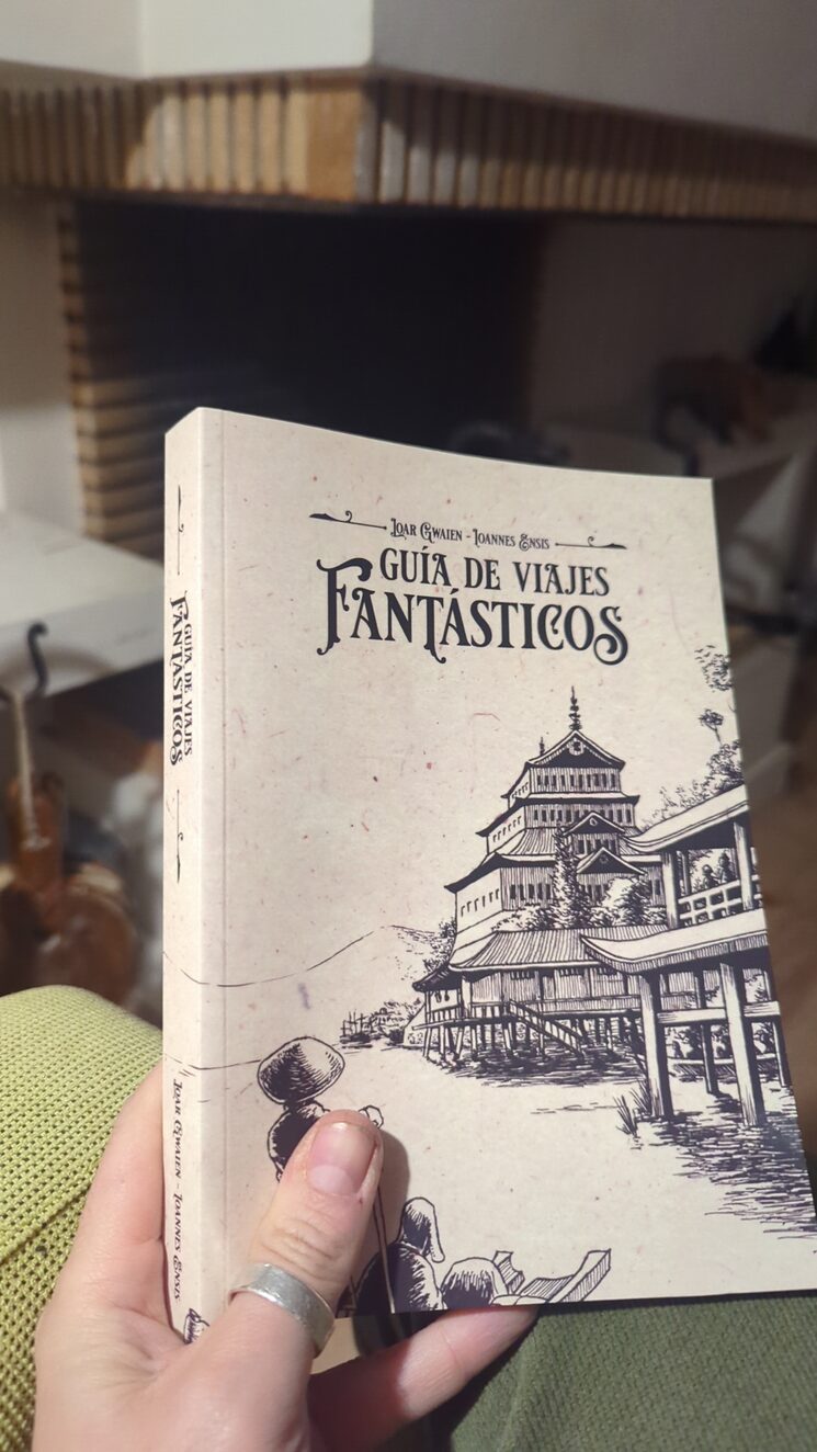 Le escriptore con su ejemplar 