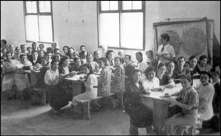 Mujeres en la cárcel franquista de Saturrarán, entre ellas Gracieta Ventura, en la segunda hilera, pegada al mapa.