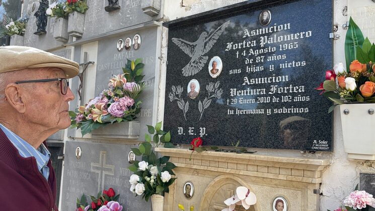 Vicente Ventura, delante de la tumba de su madre y sus hermanas Asunción y Gracieta.