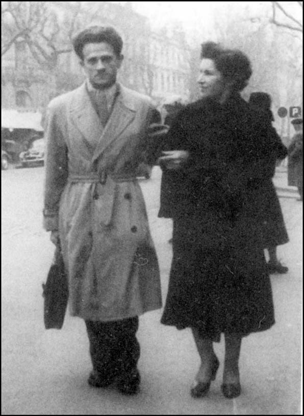El periodista e intelectual José Peirats, con su esposa, Gracieta, paseando por Toulousse durante su exilio.