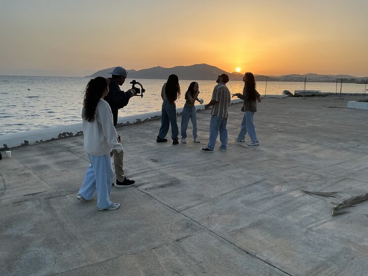 Parte del equipo grabando la escena de la fiesta