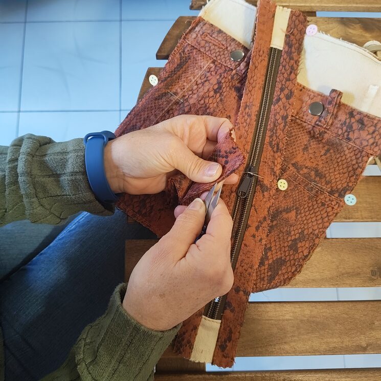 Aquí puedes observar como estamos creando un bolso a partir de la parte de la cinturilla de unos pantalones