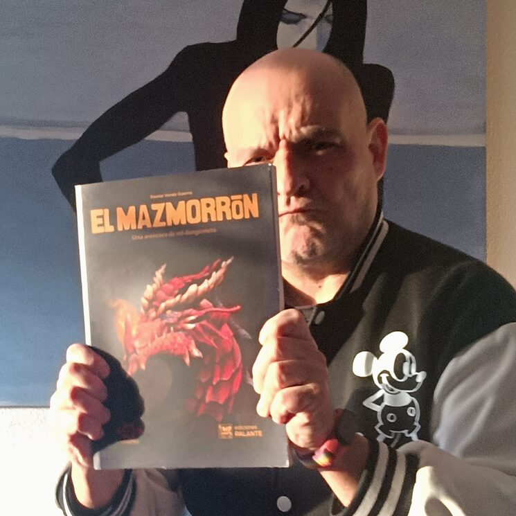 El autor sostiene un ejemplar del Mazmorrón con gran intensidad