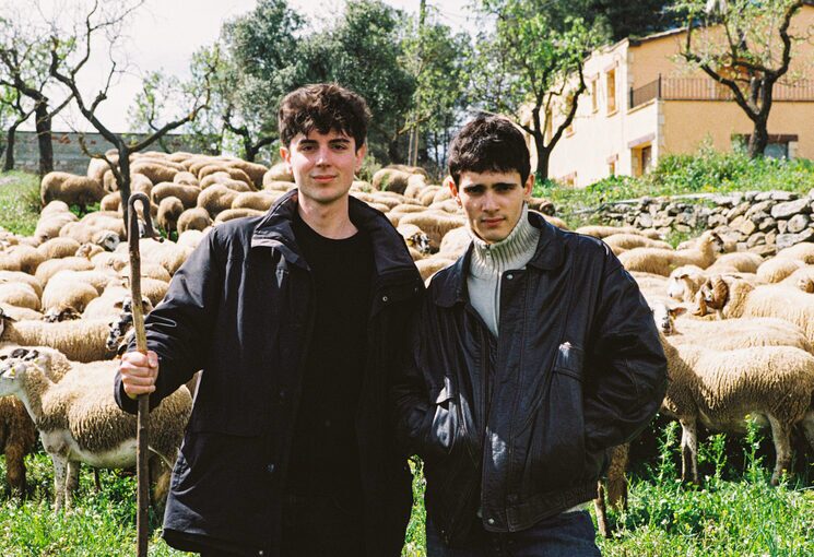 Arnau Viejo al set del seu TFG "Ovella Negra", al seu costat Bernat Roqué, protagonista del film.