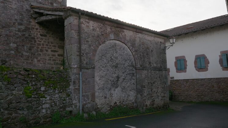 Foto: Puerta reservada para los agotes tapiada en 1954