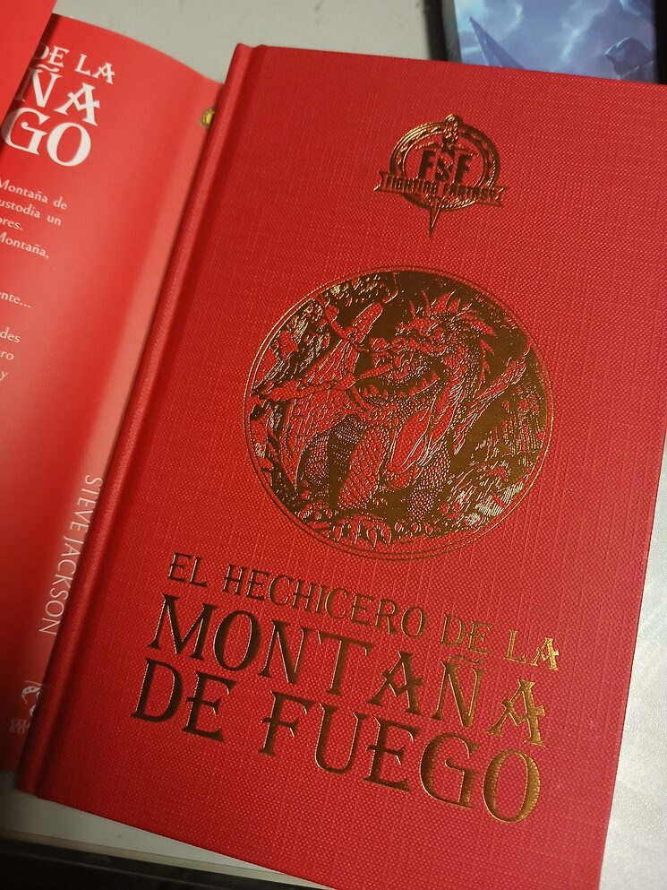 Mientras todos los libros están en plateado, los mil primeros del Hechicero son dorados.