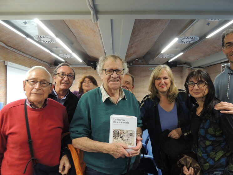 Ian Gibson con Las cartas de la memoria. Fotografía de Fuencisla Benavente Rubio