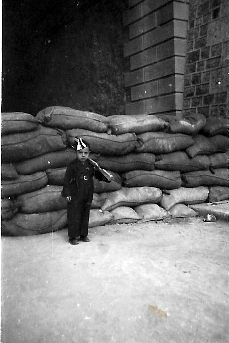 Niño vestido de miliciano en Cartagena, 1938