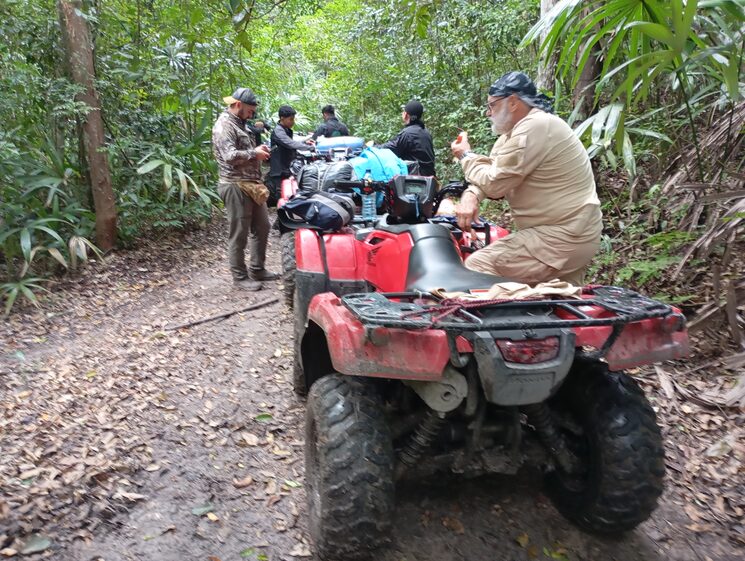 Equipo de guardarecursos Génesis durante su trabajo en Dos Lagunas. Los traslados de muchos km. diarios se tienen que cubrir en quad por las condiciones del terreno