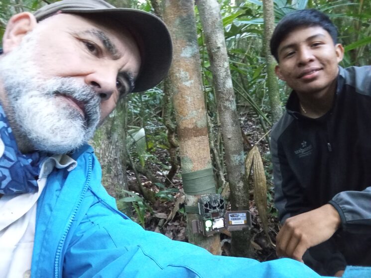 Alan Juárez (con Carles Santana, de Photo Logistics) comprobando cámaras de seguimiento de grandes felinos