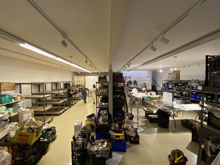 Voluntarios trabajando en el laboratorio del Museu Comarcal de l