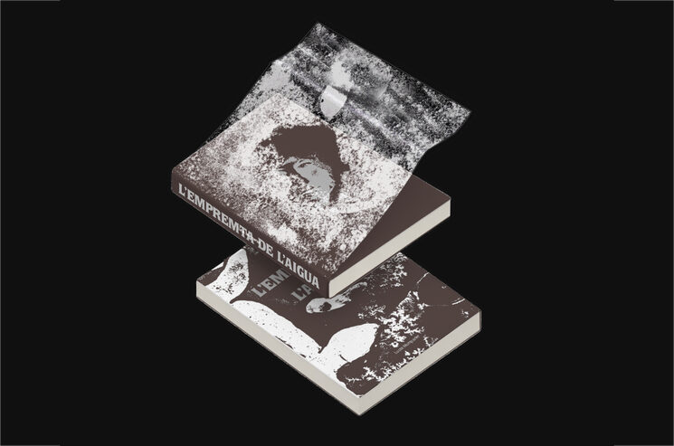 La cubierta protectora estará serigrafiada en blanco sobre acetato transparente simulando el residuo que dejan las fotos al extraerlas de sus álbumes.