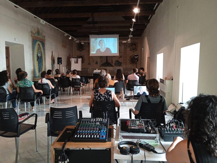 Proyección de entrevistas en el primer encuentro intergeneracional