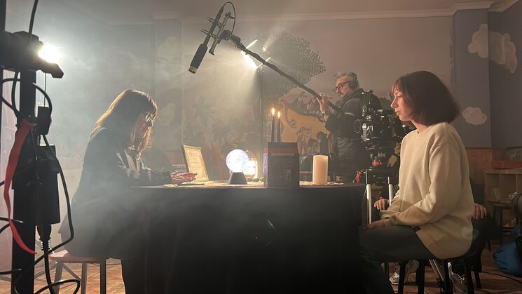 Lola (Esperanza) y Lucía (Inma) en riguroso esoterismo