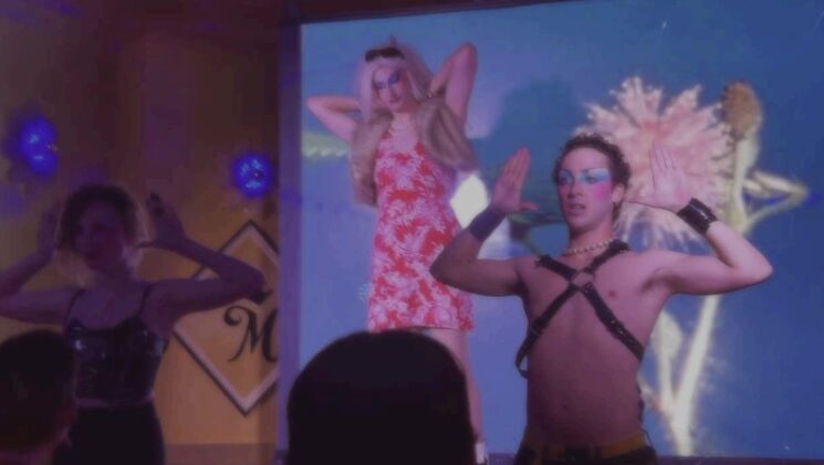 El trío haciendo el espectáculo en La Mari Queen