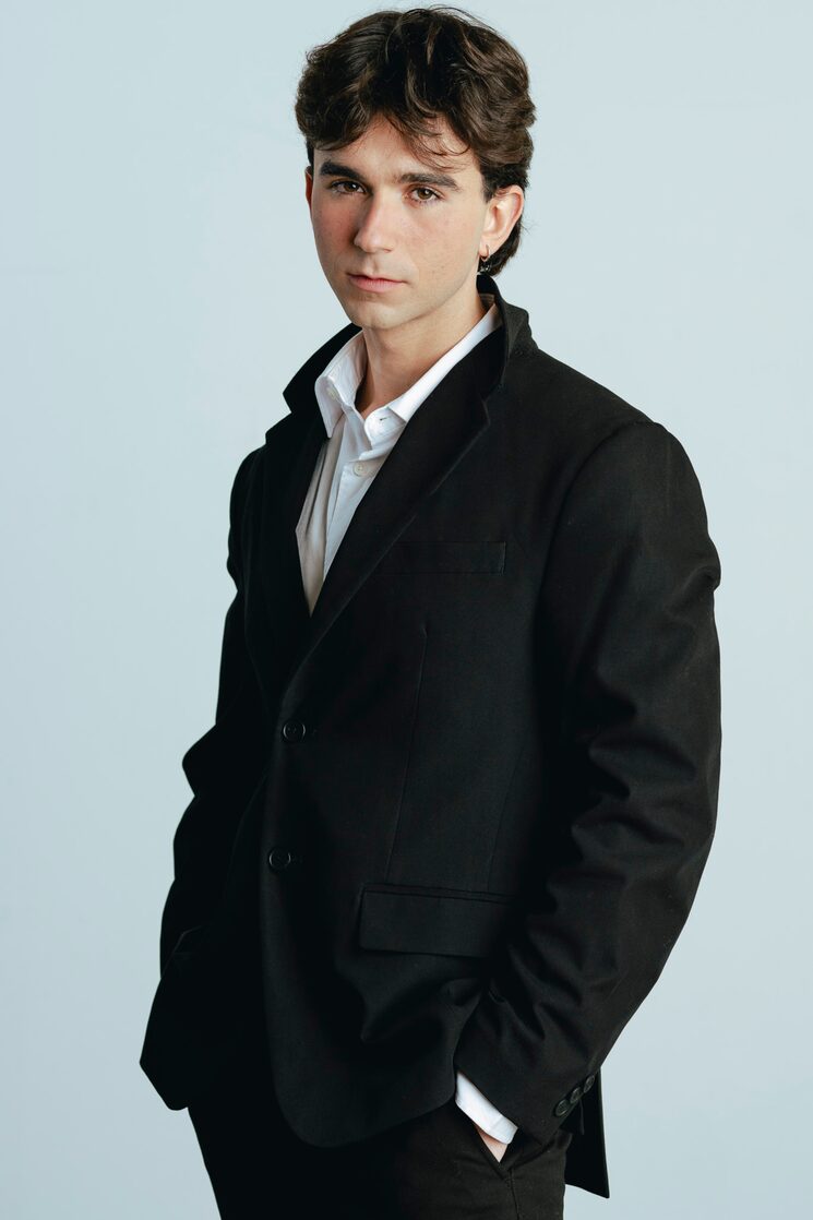 Juan Sainz de Rozas posando como si fuera un modelo