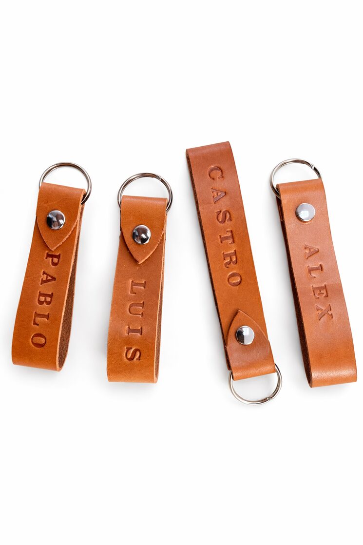 llaveros de cuero vegetal trabajados y estampados a mano