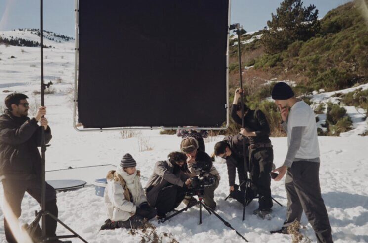 Equipo de rodaje trabajando en el rodaje de "Veda" 2025