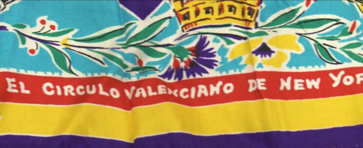 Mocador de seda elaborat pel Cercle Valencià de Nova York. Es venia en els actes organitzats allà durant la guerra en suport a la República