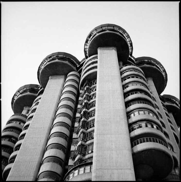 Torres Blancas, Madrid, España. (Arq. Francisco Javier Sáenz de Oiza, 1964-1968)