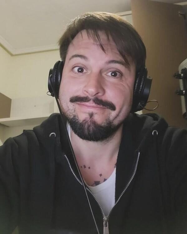 Manu - grabando en casa