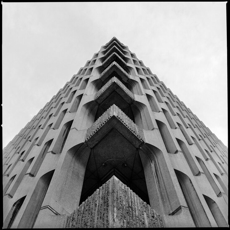 Edificio Beatriz, Madrid, España. (Arq. Eleuterio Población Knappe, 1964-1975)