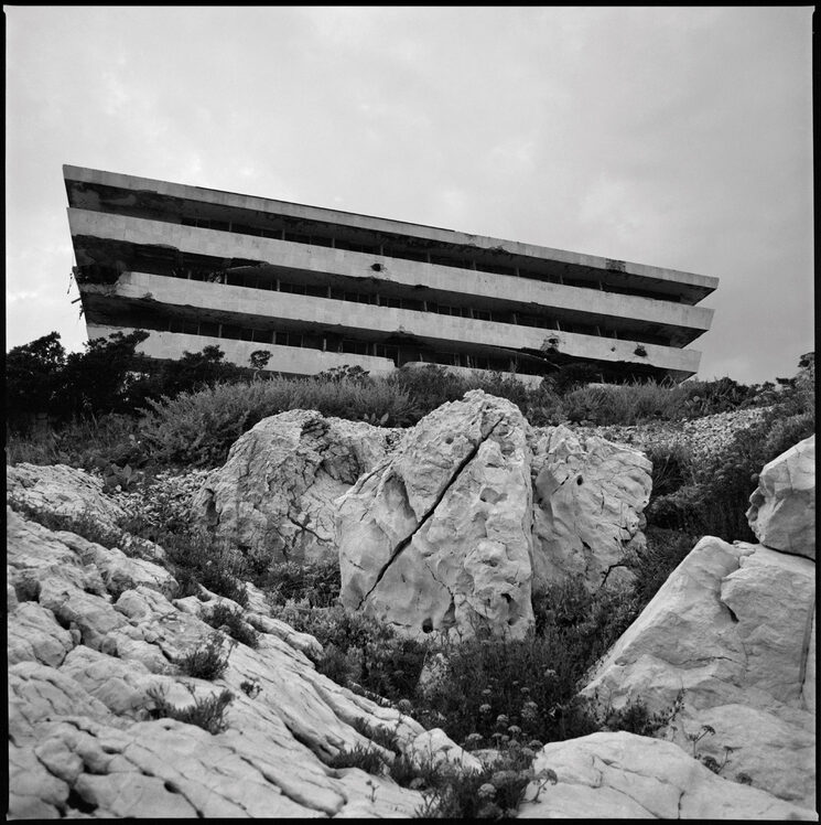 Hotel Kupari, Kupari, Croacia. (Arq. 1978) Destruido en 1991 durante la guerra de Croacia.