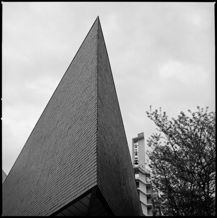 Iglesia de Nuestra Señora de los Ángeles, Vitoria-Gasteiz, España. (Arq. Javier Carvajal y José María García de Paredes, 1957-1960)