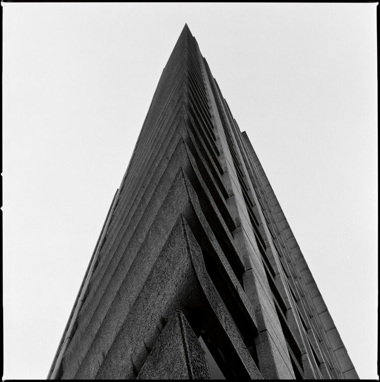 Shakespeare Tower, Barbican Estate, Londres, Reino Unido.(Arq. Chamberlin, Powell & Bon, 1965-1976)