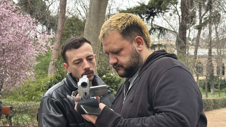 Pedro y Álvaro revisando el plano en una minipantalla dosmilera.