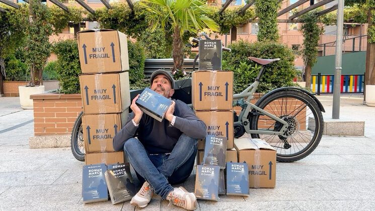 Jaime Novo posa orgulloso con la cosecha de papel.