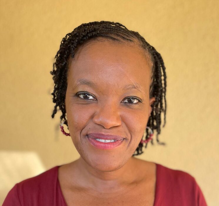 Me llamo Cheryl. Soy una jamaicana-estadounidense residente en Sevilla. Trabajo en el sector de la  educación internacional. Sé que es gozar del privilegio de ser de un país cuyo pasaporte te abre casi  todas las puertas.  Apoyo la regularización de la situación de las personas que han llegado a España desde países no tan  privilegiados, en busca de la oportunidad de mejorar su vida mediante estudios y trabajo. Todos  merecemos las mismas oportunidades. 