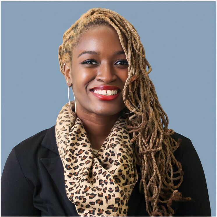 Me llamo Chisara. Soy de Nuevo York. Soy profesora de ingles, y soy guia de la ruta con Sevilla Negra. Apoyo la iniciativa.